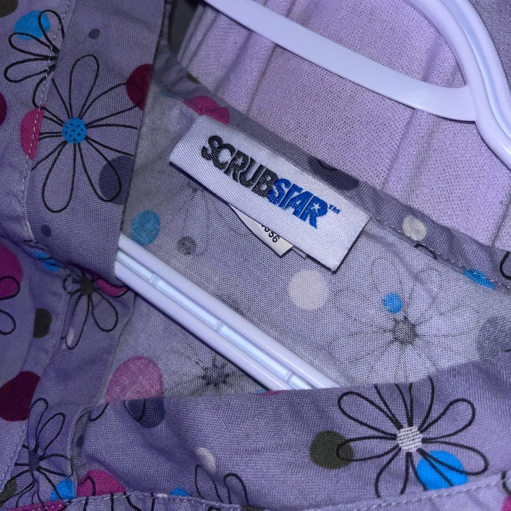 🌸Floral Scrub top - Picture 3 of 4